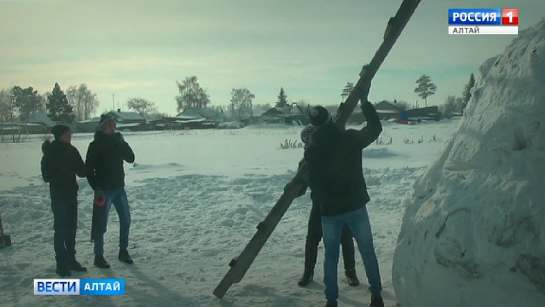 Алтайские школьники слепили гигантского трёхэтажного снеговика