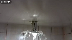 Жители Барнаула и Новоалтайска жалуются, что растаявший снег топит квартиры и подъезды