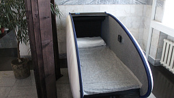 На железнодорожном вокзале Барнаула пассажиры теперь могут ждать прибытия поезда в капсулах для сна