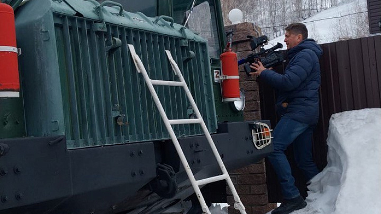 Житель Змеиногорска превратил военный тягач «Ураган» в гостиницу и приглашает туда туристов