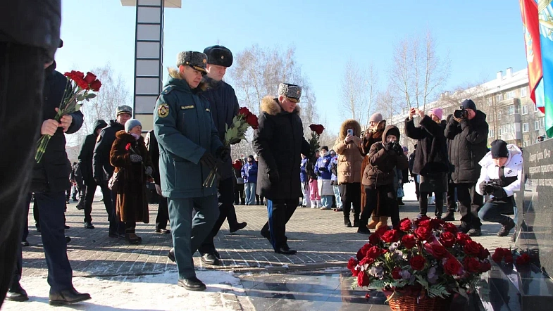 В Барнауле сегодня почтили память десантников легендарной 6-й роты Псковской дивизии ВДВ