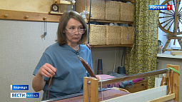 Семья из Барнаула осваивает старинное ремесло – реставрирует прялки, делает ткацкие станки, прядёт шерсть