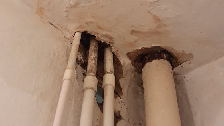 В Рубцовске пустующая квартира Министерства обороны заливает соседей снизу