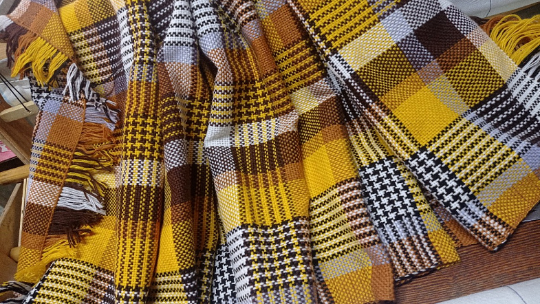 Жительница Тогульского района научилась ткать шарфы и палантины и теперь продаёт их по всему миру 