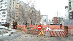 Строители повредили водопровод в центре Барнаула 