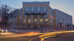 В Алтайском архитектурно-строительном колледже установили стелу выдающимся выпускникам и педагогам 