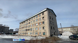 В Камне-на-Оби жители одной из многоэтажек почти 20 лет не могут добиться ремонта подъезда