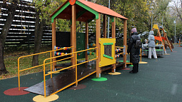 В барнаульском парке «Изумрудный» открылась игровая площадка для детей с ОВЗ