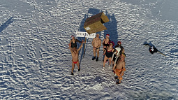 Барнаульские моржи отправили в Москву посылку со снегом