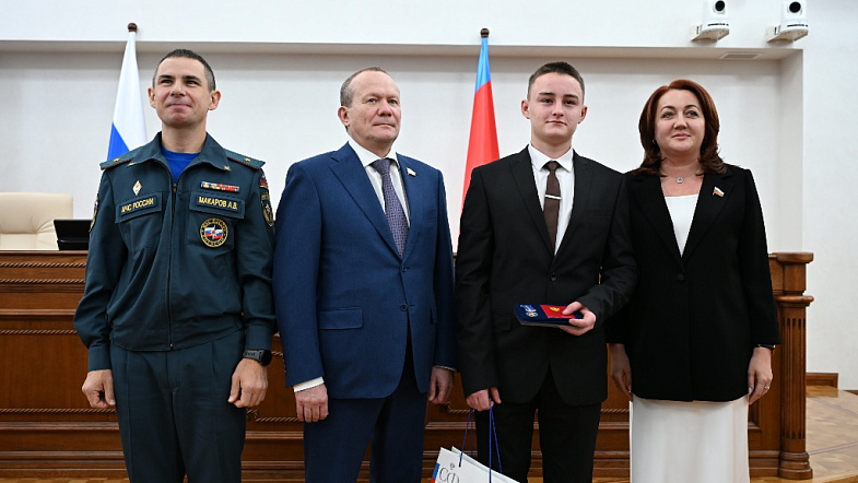 В АКЗС сегодня наградили двух подростков за героические поступки