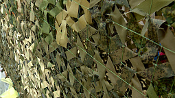 В Павловском районе волонтёры плетут маскировочные сети для бойцов СВО