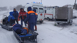 Алтайским медикам во время каникул к некоторым пациентам пришлось добираться  на снегоходах 