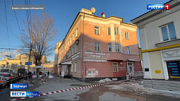 В центре Барнаула кусок фасада чуть не упал на прохожих