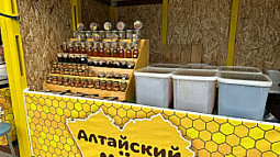 Алтайские пчеловоды привезли в Барнаул мёд нового урожая