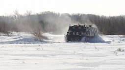 В Рубцовске День защитника Отечества отметили заездами на снегоболотоходах