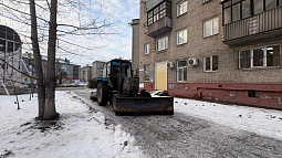 Барнаульские дорожники продолжают борьбу с гололёдом