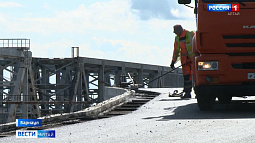 На старом мосту в Барнауле дорожники выходят на финишную прямую ремонтных работ