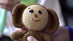 Вязаные Чебурашки от алтайских рукодельниц стали оберегами для бойцов СВО