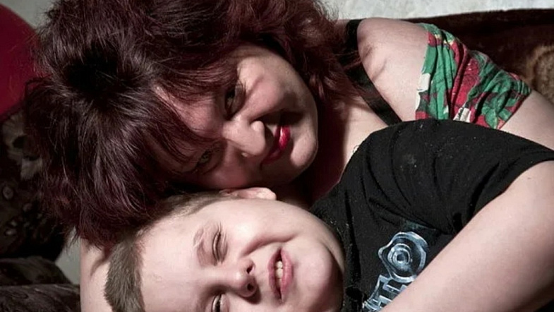 Барнаульский парень создал тысячи надписей «Авторадио», но уже несколько лет не выходит из дома