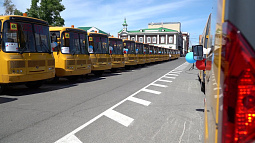 В муниципалитеты края сегодня переданы 40 школьных автобусов