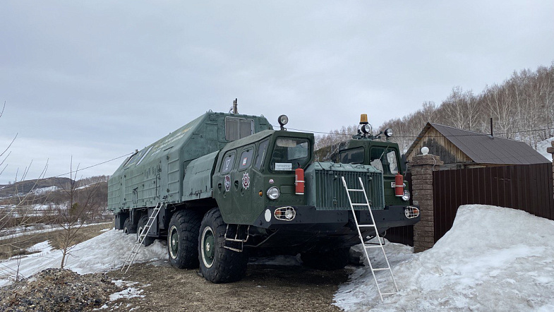 Житель Змеиногорска превратил военный тягач «Ураган» в гостиницу и приглашает туда туристов