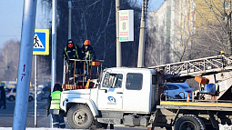 На загруженном перекрёстке в Барнауле устанавливают современный светофор 