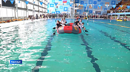 В барнаульском спорткомплексе «Обь» люди с вёслами на лодках боролись за медали Кубка Сибири по рафтингу