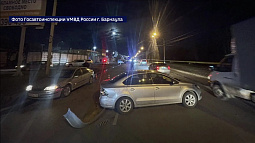 В Барнауле разыскивают водителя, который спровоцировал массовое ДТП