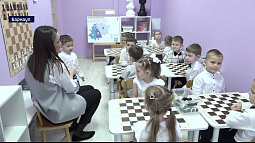 В барнаульском детском саду малышей учат играть в шахматы