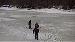В Змеиногорском районе двое мужчин на мотобуксировщике провалились под некрепкий лёд и утонули
