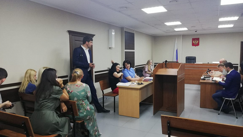 Прямое включение из зала суда, где проходит процесс по делу воспитателей «Happy baby»