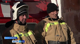 На Алтае добровольцы помогают профессиональным пожарным бороться с огнём