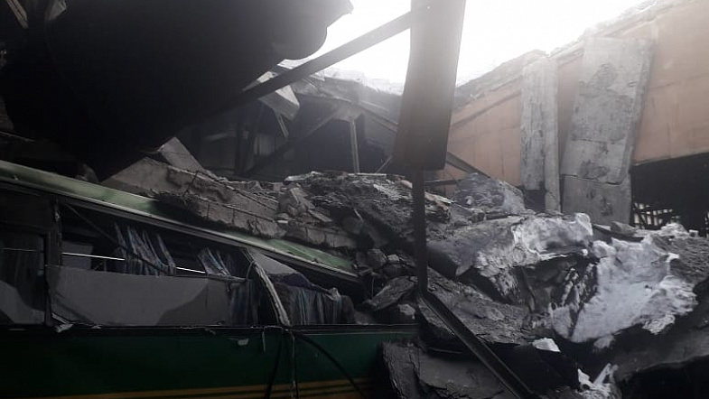 В Барнауле на пассажирские автобусы рухнула крыша автобазы