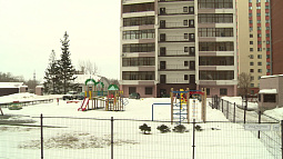 Детские игровые площадки стали предметом спора для жителей нескольких барнаульских многоэтажек