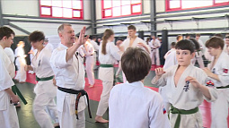 В Барнауле прошла «Зимняя школа» Союза киокушин каратэ России 