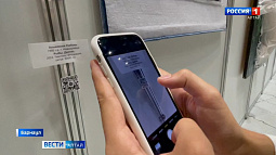 На картинах участников выставки «Аз.Арт.Сибирь» появились QR-коды