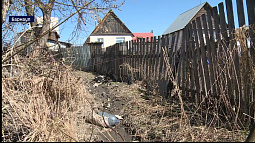 В Барнауле разгорелся скандал между участниками гаражного кооператива и жителями частного дома