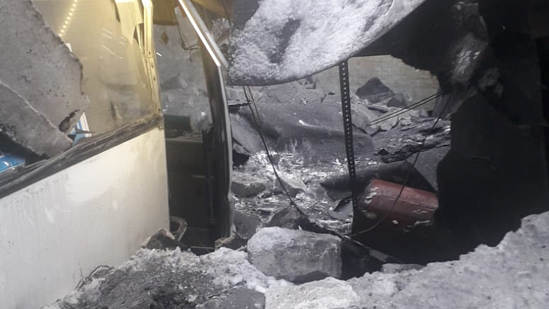 В Барнауле на пассажирские автобусы рухнула крыша автобазы