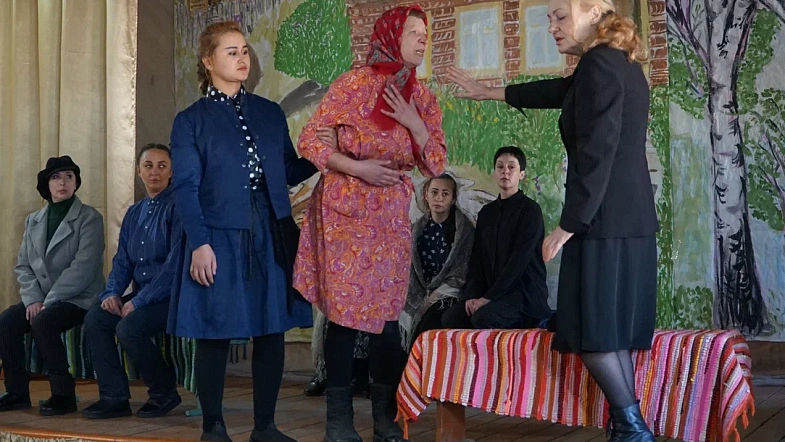 В Шипуновской женской колонии поставили спектакль по мотивам рассказов Шукшина