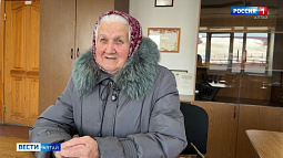 В Бийске злоумышленник отобрал у бабушки пакет с яблоками и конфетами