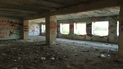 В сёлах Алтайского края встала проблема заброшенных зданий