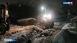 Коммунальщики расчистили проезжую часть на улице Фомина и в переулке Пороховой Взвоз