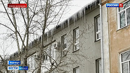 Жители Барнаула жалуются на сосульки и льдины, свисающие с крыш и козырьков