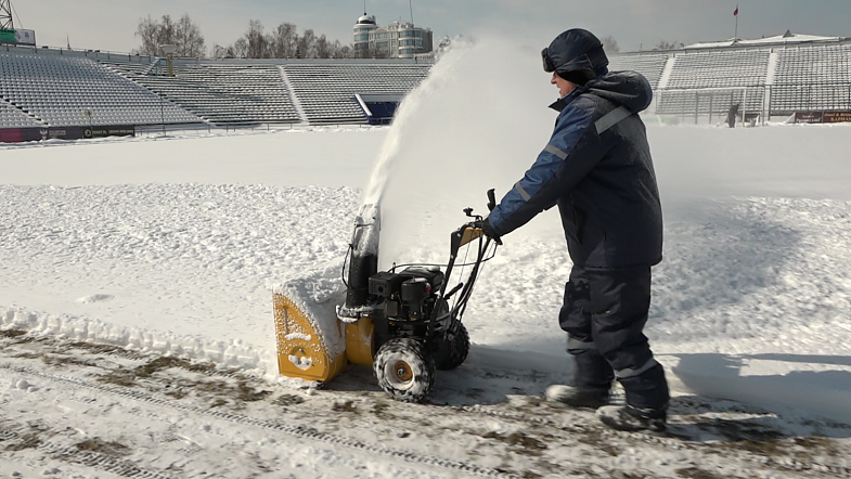 На стадионе «Динамо» накануне матча очистили от снега футбольный газон
