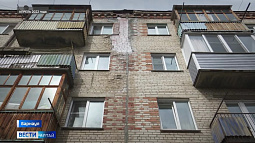 В барнаульской пятиэтажке с аварийной крышей восстановят фасад и возведут новую кровлю