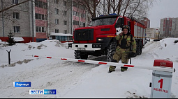 Машины МЧС порой не могут проехать в барнаульские дворы из-за шлагбаумов и припаркованных авто