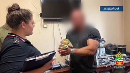 Житель Бийска обманывал людей меняя новые гаджеты на сломанные