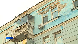 Председатель Следственного комитета Александр Бастрыкин поручил разобраться с осыпающимся фасадом жилого дома в Барнауле