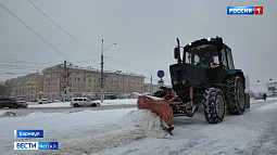 Сегодня на дорогах и тротуарах Барнаула работало 150 единиц снегоуборочной техники