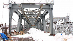 На старом коммунальном мосту через Обь завершили монтаж эстакады со стороны Новоалтайска